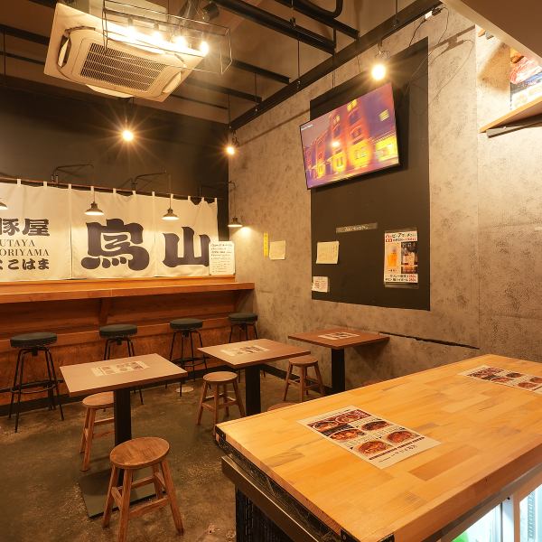 <店内氛围> 店内摆放着木纹的桌子和吧台，温暖的灯光营造出平静的氛围。白色的暖帘和手写菜单为空间增添了亮点，营造出现代日式休闲的氛围。舒适的氛围使它如此吸引人。这里非常适合女生聚会、下班后小酌一杯或参加聚会，其休闲、温馨的氛围使其成为热门选择。