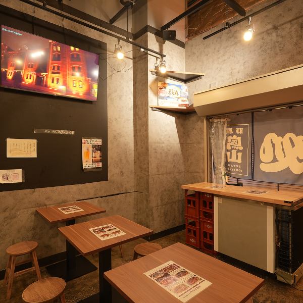 <店内座位数> 包括吧台座位和桌席在内，共计19个座位。吧台不仅适合独自喝酒，还可以和店员聊天。可为团体提供桌椅座位，也可举办小型宴会和私人聚会。它的灵活性使其可以用于各种场合，包括欢迎和告别派对、女生之夜和晚会。