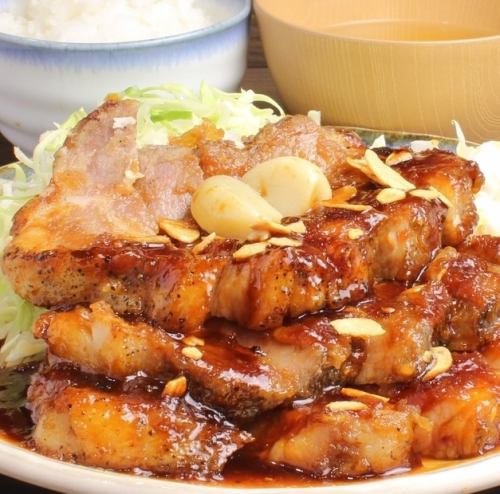 真空低温調理でじっくり火入れした豚肩ロースのトンテキがおすすめ