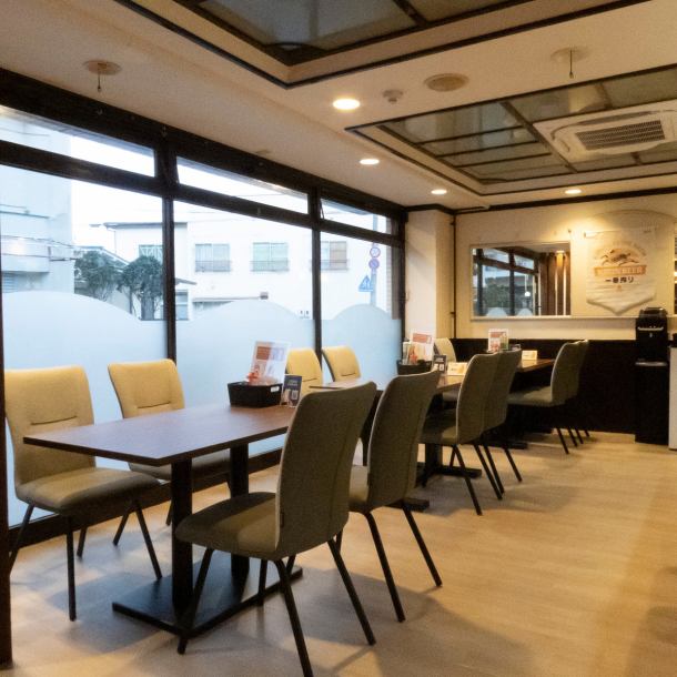 地域密着ならではの温かい雰囲気が魅力です。アットホームな空間で、肩肘張らずにリラックスしてお過ごしいただけます♪飲食店が少ないエリアで、近隣の皆様に愛されるお店作りを心掛けています。お一人様はもちろん、ご家族やご友人との大切なお食事の時間にもぴったりです◎