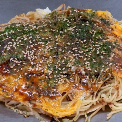【ボリューム満点】麺入りで大満足！広島風とふわふわ関西風の2種から選べる『お好み焼き』