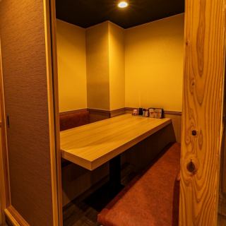間接照明が優しく灯る和を基調とした個室空間でゆっくりと時が経つのをお愉しみください！