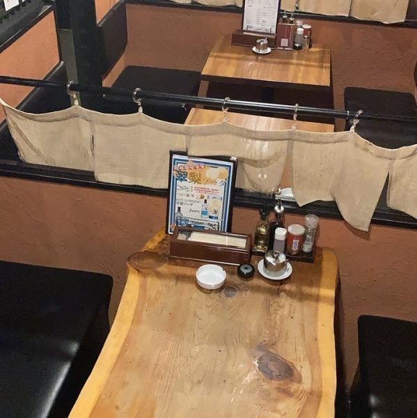 【どんなシーンにもぴったりです！】深夜まで営業している当店は普段のお食事から飲み会までどんなシーンでもご利用いただきやすいお店です。ゆとりを持ったテーブル配置となっておりますので、リラックスしてお過ごしください。