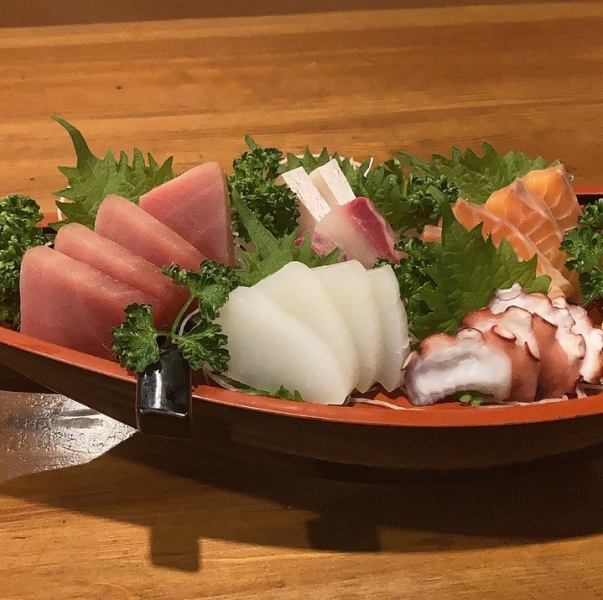 店主自ら市場に足を運んで選ぶ新鮮さが自慢です！【海鮮料理各種】