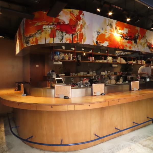 壁の質感、照明の色味。ジョンスミスは料理だけでなく、空間そのものに感性が光るおしゃれな店。どの席に座っても“映える”工夫がされており、思わず写真を撮りたくなるような内装デザインも人気の理由です。
