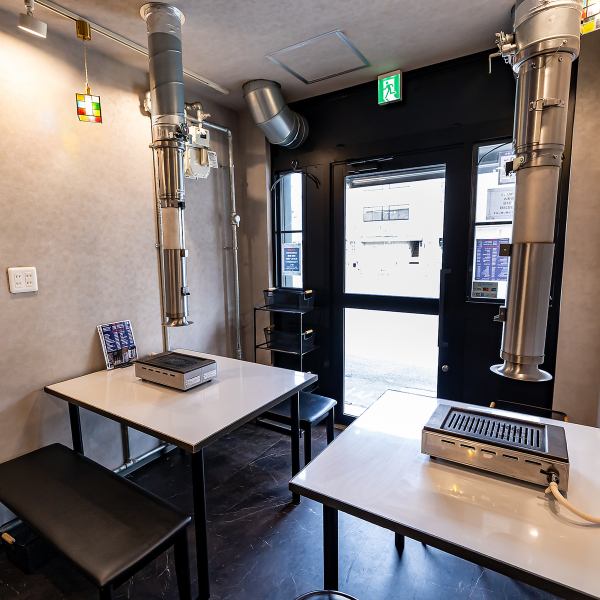 最大14名様まで対応できる広々としたテーブル席を完備した当店は、お仲間との宴会やお仕事帰りの集まりにも最適な空間です。レイアウトが工夫されているので周囲を気にせずお食事を楽しめ、ゆったりと和やかな時間を過ごすことができます。開放感を持たせながらも温かみのある照明で、会話の弾む場を演出します!