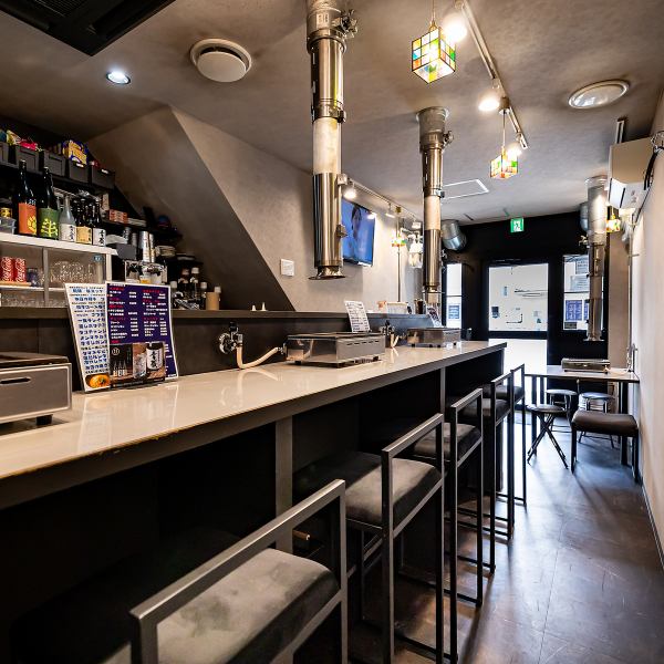 少人数やカップルでのお食事にぴったりなカウンター席やコンパクトなテーブル席でプライベートな時間をお過ごしいただけます。清潔感と温もりにあふれた空間で、こだわりの焼肉と共に気兼ねないひとときを提供します。料理を目の前で仕上げるライブ感も楽しめるため、特別な日や普段使いにもおすすめです☆