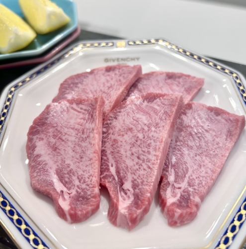 【含畅饮】7,700日元套餐 ◆ 丰盛的套餐，包含我们引以为傲的肉类和精致菜肴 ◎