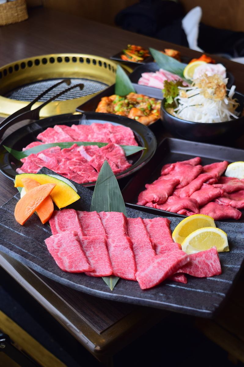 秘伝のタレを絡めて、熱々の白飯を頬張る！それが美味しいお肉への礼儀！