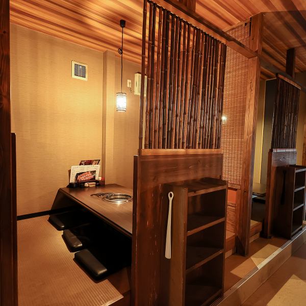 目隠しがあり、落ち着いた雰囲気の半個室。周りを気にせず、気兼ねなくおしゃべりを楽しめる。