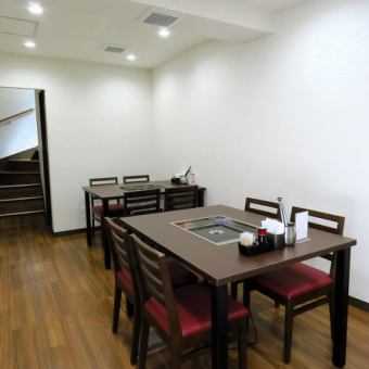 【歓送迎会にぴったりの空間！】当店の一階テーブル席は、4名席＋4名席を完備し最大で8名様での利用が可能です。