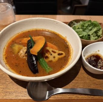 辛レッドココナッツチキン、ポークカレー(サラダ付)