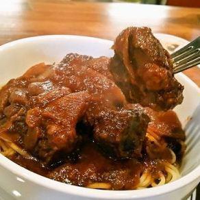 Spicy stewed beef and onions with spaghetti