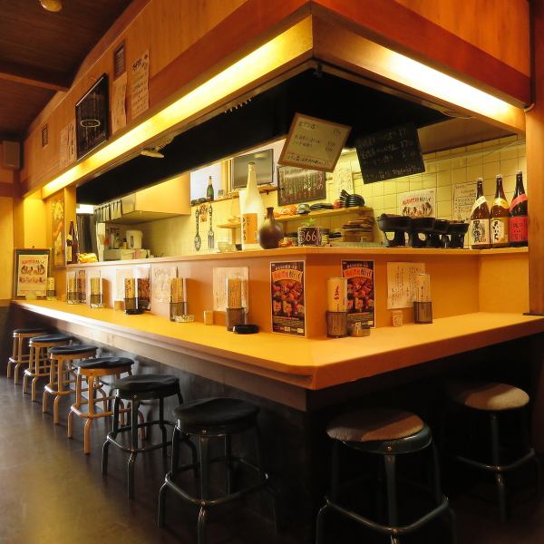 カウンター席は、1人での食事や軽く一杯飲みたい方に最適な場所です。落ち着いた雰囲気の中、目の前で料理が仕上がる様子を楽しみながら、スタッフとの会話を楽しむことができます。カウンターは7席ご用意しており、一人客でも気軽に立ち寄れるアットホームな空間です。リラックスしたひとときをお過ごしください。