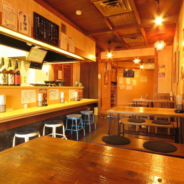 河内松原駅から徒歩1分の好立地にある当店は、隠れ家のような雰囲気が漂う落ち着いた内装です。広々とした店内は、カウンター席、テーブル席、座敷個室があり、老若男女問わずどなたでもリラックスできる空間をご提供。アットホームな雰囲気の中で、スタッフとのコミュニケーションも楽しめます。