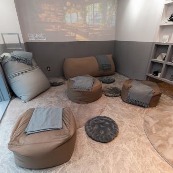 这是一个可以舒适地坐在垫子上的座位。