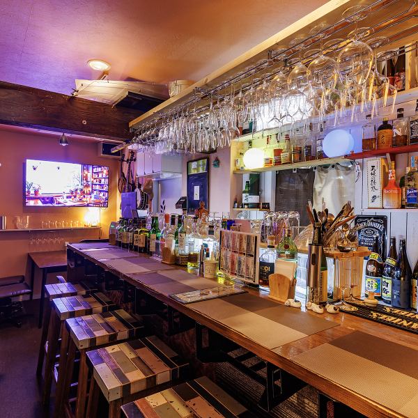 店内には7席のカウンター席をご用意しております。目の前で調理する様子を眺めながら、ゆっくりと食事やお酒を楽しみたい方におすすめのお席です♪おひとり様はもちろん、お仕事帰りの一杯や大切な方との語らいの場としても最適です。落ち着いた雰囲気の中で、心ゆくまでリラックスしてお過ごしいただけますよ。