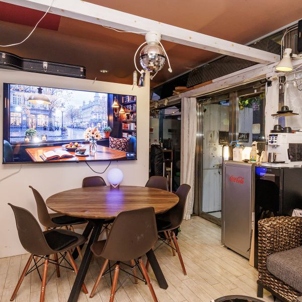 店内には、8名様がけの大きな丸テーブルや、ゆったりと座れる6名様がけのソファー席など、様々なタイプのお席をご用意しております。グループでのご利用や、ご家族での食事など、幅広いシーンでご利用いただけます♪あたたかみのある照明と落ち着いた雰囲気の空間で、周りを気にせずお食事をお楽しみください◎