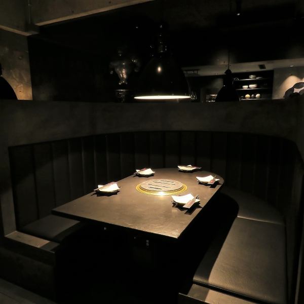 黒を基調としたお洒落な店内ではゆったりとした時間が流れます。恋人とのデートや、ご家族での普段のお食事、接待など様々なシーンでご利用いただけます。当店自慢の極上焼肉を思う存分お楽しみください。皆様のご来店をスタッフ一同心よりお待ちしております。
