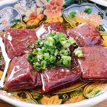 用铁板当场烤出的美味烤肉♪ 手拿饮料，尽情享受吧！