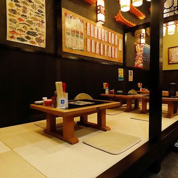 【座敷席・ソファー席・テーブル席をご用意！】靴を脱いでお寛ぎいただける座敷席の他、ゆったりとお寛ぎいただけるソファー席もご用意しております！明るく落ち着いた雰囲気の店内でお食事をお楽しみください♪