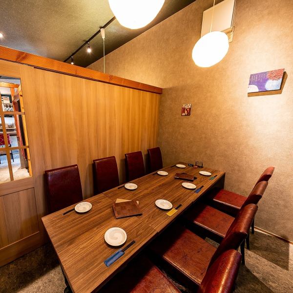 [Large private room seats] Private room seats for 5 to 8 people are popular for birthdays, anniversaries, and banquets.Meals and conversations are also lively in the store where the lighting is gentle.