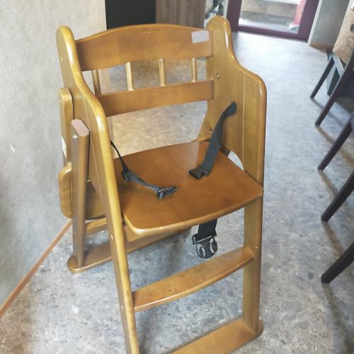 Auxiliary chairs (with belt) for children are available.