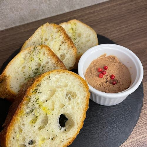 Chicken white liver paste with baguette
