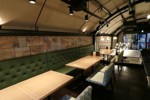 The interior of the store is spacious with the depth and the ceiling that depicts the value, so please relax and relax ♪