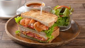 [Weekday lunch only] Salmon sandwich and drink included