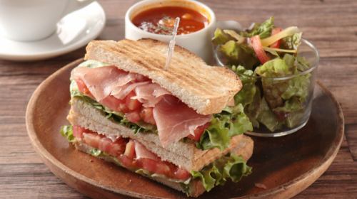 [Weekday lunch only] Prosciutto ham cream cheese sandwich, drink included