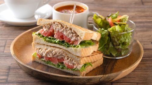 [Weekday lunch only] Tuna sandwich and drink included
