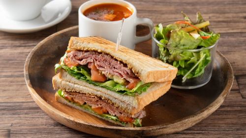 [Weekday lunch only] Roast beef sandwich and drink included