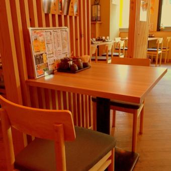 It is a table seat that you can use for 2 people.Because you can use it without disturbing even one person, you can dine calmly.We will be waiting for you at lunch, dinner and visit from the same staff ♪