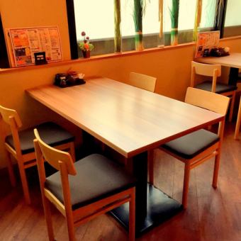 It is a table seat that you can use for 2 to 4 people.As the seat with the neighbor is away, you can relax and eat.In the case of the number of adults, you can also link your seats and guide you so please feel free to come and see us!