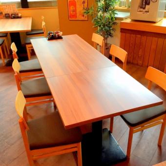 It is a table seat that you can use for 6 people.Even in the case of more than 6 people, we can arrange seats, 8 people / 10 people / 14 persons ... etc, so we can arrange the seat, so please feel free to contact the staff first