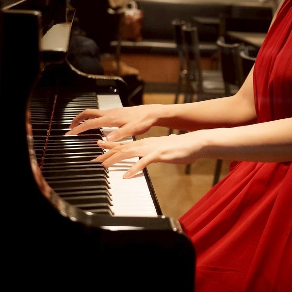 ≪ピアノ演奏≫平日ランチタイムと週末ディナータイムにピアニストによる生演奏をお届けしております。チャージ等は無料、ご利用時のお食事代のみ。お気軽にお越しください。