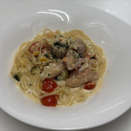 チキンと彩り野菜のクリームスパゲッティ