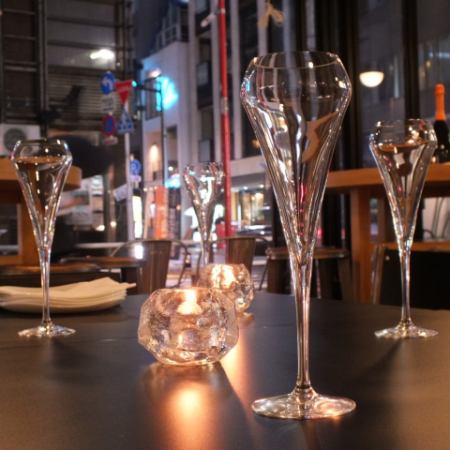 [餐桌座位]我們的餐廳在晚上改變氣氛。點燃蠟燭，氣氛非常好☆如何約會？