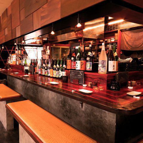 The specialty Tome chicken wings are a must-try! With sake at the counter with a calm atmosphere
