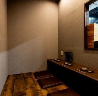 【カウンター席:4席】お一人様も歓迎！落ち着いた雰囲気の中で寛ぐひととき。お一人様でも気軽に来店しやすいカウンター席を4席完備。仕事終わりの一杯や横並びで楽しむデートにおすすめです。落ち着いた雰囲気の店内で、しっぽりとお酒と食事をお楽しみください。※席のみ予約OK。お電話でご予約ください。