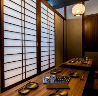 【店舗貸切:最大35名様】団体様歓迎◎会社宴会や同窓会など各種ご宴会におすすめ。店内の貸切は最大35名様まで承ります。木を基調とした和空間で、和やかな雰囲気の中お酒を楽しむひとときは格別です。女子会や歓迎会・送別会などの各種ご宴会にぜひ。人数や価格などのご相談も気軽にどうぞ。