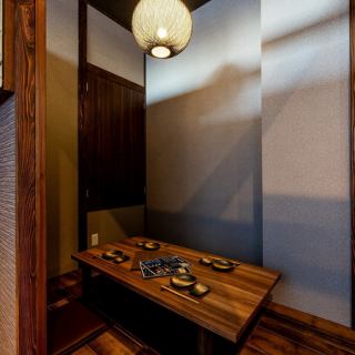 【掘りごたつ完全個室:2～6名様×6卓】少人数のご宴会や接待におすすめ。少人数でもご利用可能な掘りごたつ個室を備えております。和の趣が感じられる空間は居心地抜群◎大人の隠れ家のようなお部屋で、足を楽にしてごゆっくりとお寛ぎください。※個室のみ予約OK。お電話でご予約ください。