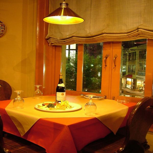 【デートにおススメ】今夜は窓際の雰囲気自慢のお席でゆっくりお食事はいかが？種類が豊富、充実のワインと美味しいお料理で大人な時間を楽しめます。デートや、気の合う仲間との大切な時間を是非サンマルコでお過ごしください！