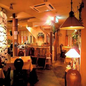 2Fは全体的に木のぬくもりがある店内で、ゆったりと食事を楽しむことができます。会社帰りや女子会など様々なシーンでご利用いただいております。