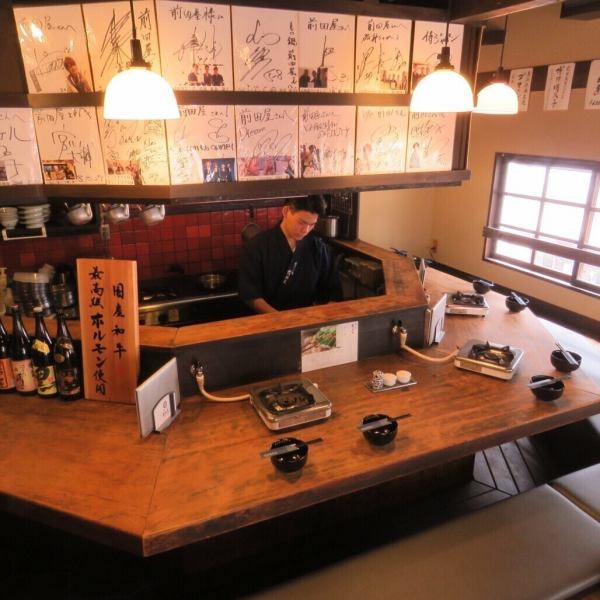 ◆◇築50年の古民家を改装した店内は雰囲気抜群。広めのカウンター席も大変人気となっております。カウンター席では、お1人様からもつ鍋をご堪能頂けます【もつ鍋 前田屋 大名店】◇◆