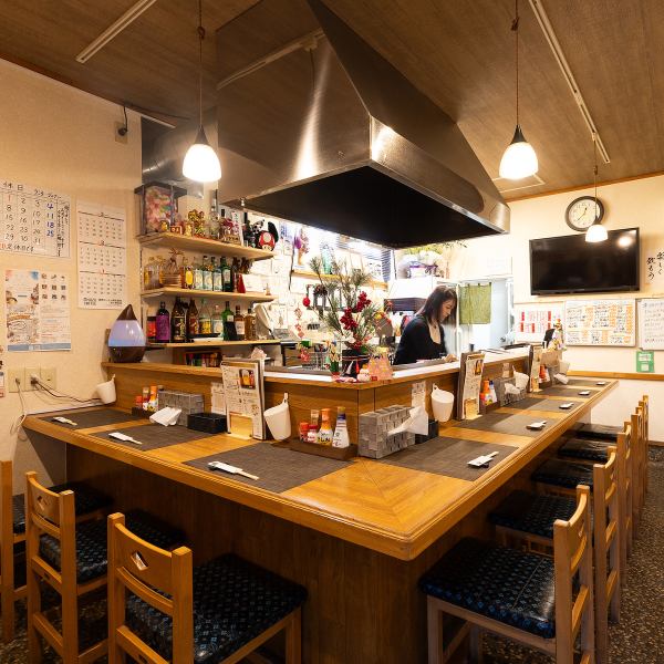 【お一人様から】ゆったりと過ごせるカウンター席を8席をご用意しております。カウンター越しに店主との会話も楽しめるので、一人でも気軽に立ち寄りやすく、ちょい飲みにもぴったり。仕事終わりの一杯や少人数でのお食事にも是非お使いください！