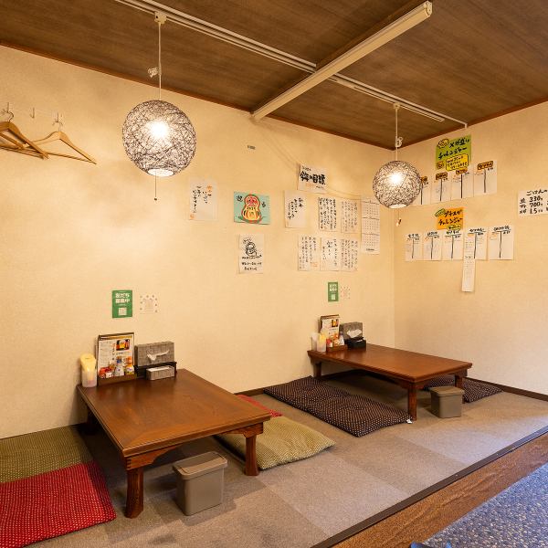 【小上がり席へどうぞ】当店のテーブル席は、小上がりの仕様となっております！4名様までお座りいただけるテーブル席を2卓ご用意しております！　ゆったりと席についてお食事をお楽しみいただけるため宴会、飲み会にピッタリ！　さらに席を繋げて大人数での予約も可能となっております