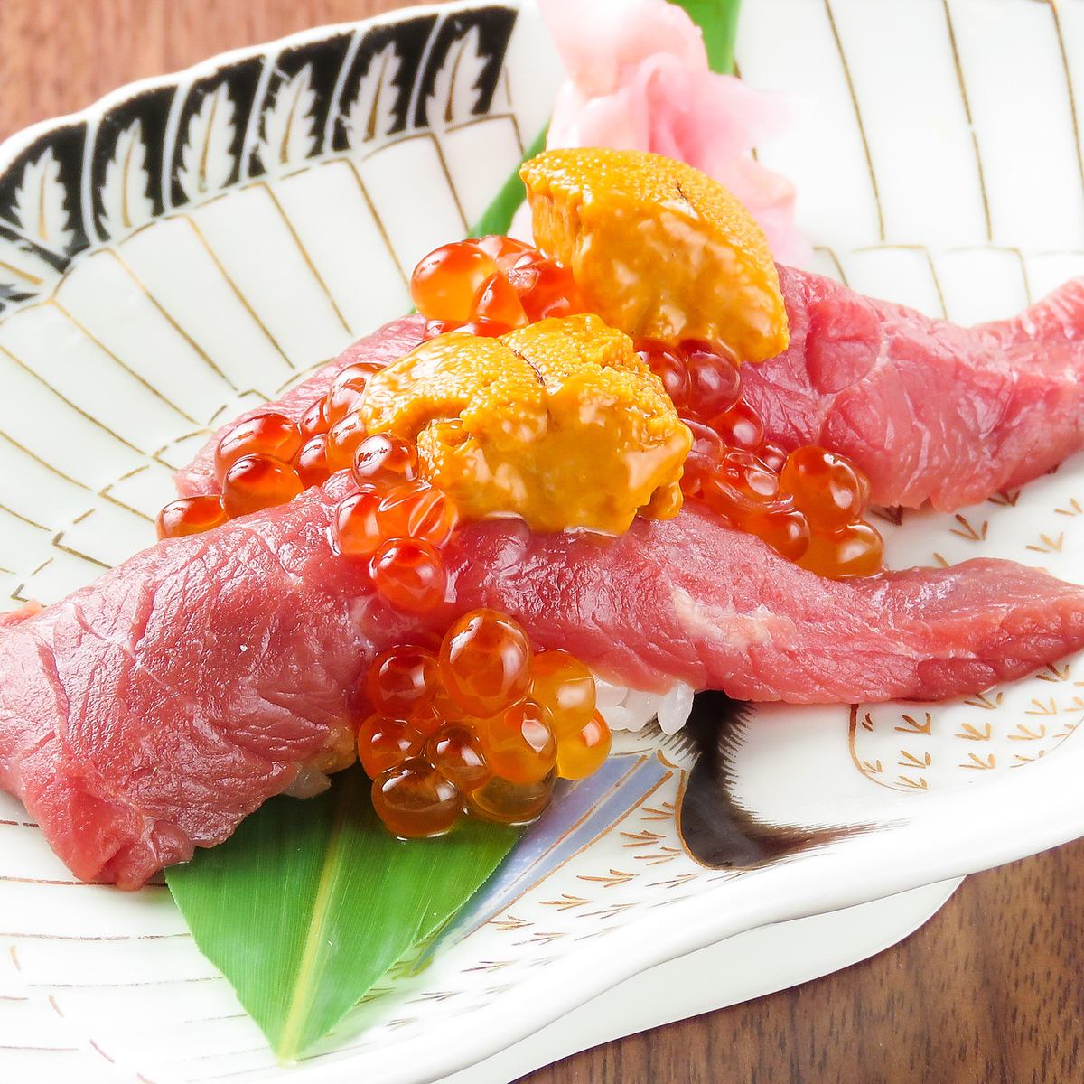 雲丹いくらを載せた贅沢な創作肉寿司♪