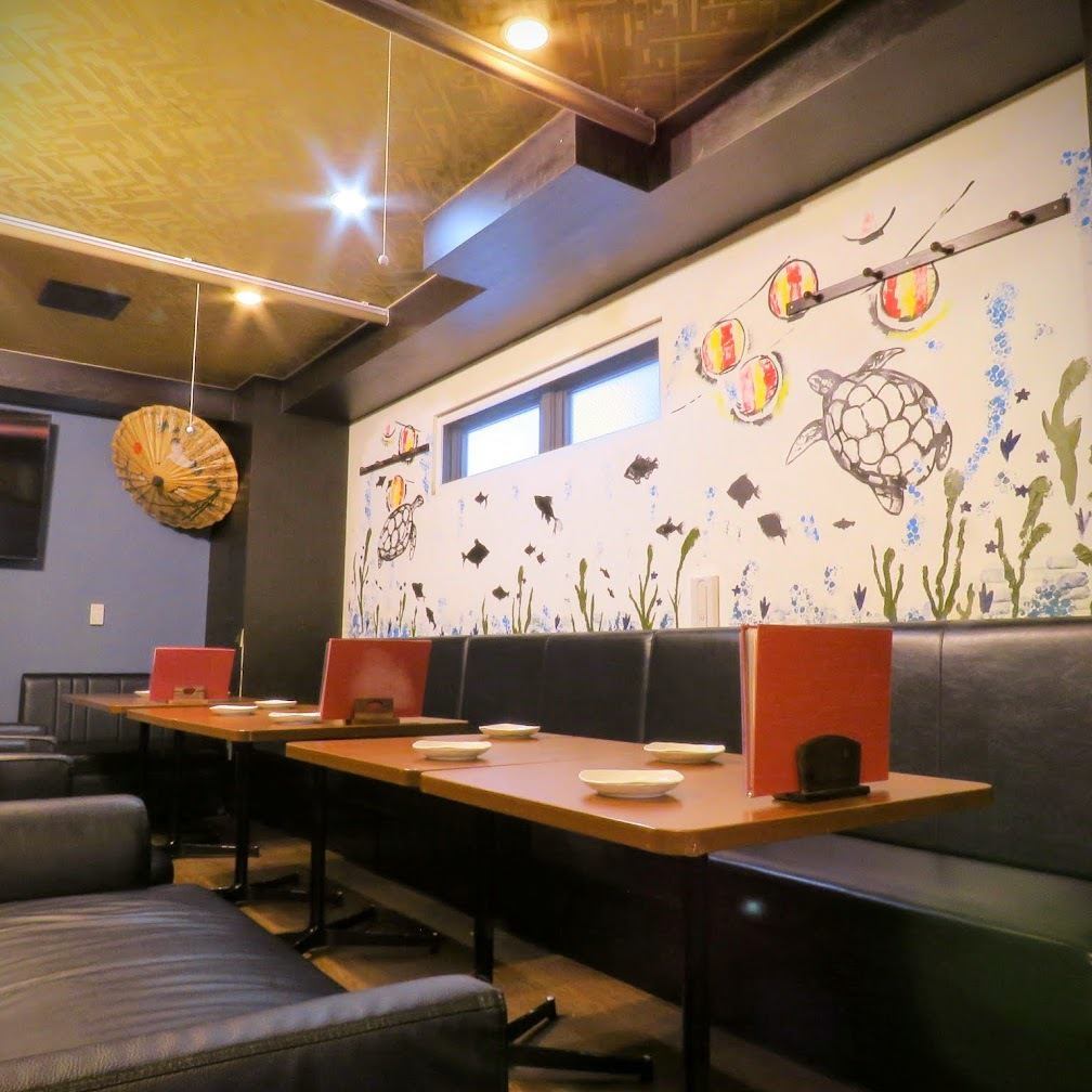 まるで竜宮城にいるかのようなお洒落でシックな店内♪